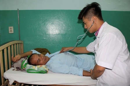 Vợ bầu, con dại tuyệt vọng ngóng tin cha trên giường bệnh - 2
Bác sĩ Việt Cường nhận định bệnh tim nặng và nguy cơ đột quỵ có thể cướp đi sinh mạng người bệnh