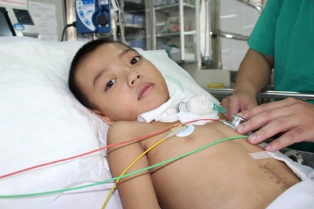 Ánh mắt đau đớn của bé trai bị cắt lìa cổ họng - 2 Ánh mắt đau đớn của bé trai bị cắt lìa cổ họng - 2