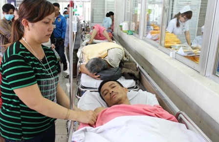 Mẹ u não, cha gãy cột sống, 2 con thơ bơ vơ - 5
Anh Thuận đã qua được nguy kịch nhưng nguy cơ bị liệt, khó phục hồi vận động