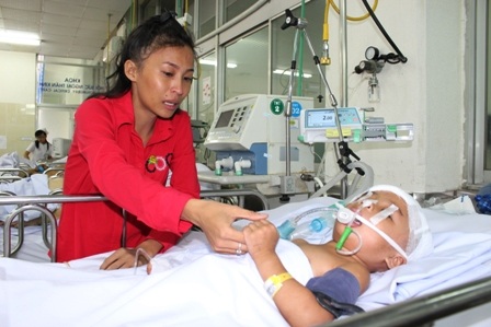 Bị gia đình chối bỏ, bé gái chết mòn trên giường bệnh - 4
Chị Nhi đau đớn của chị Uyển Nhi bên giường bệnh con thơ