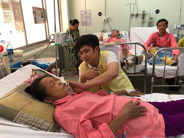 
Người mẹ khốn khổ vội ra đi khi cơ hội được phẫu thuật đang mở ra
