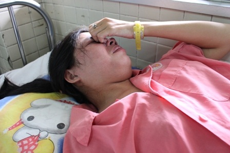 Hai con thơ quay quắt trong đói khát khi mẹ lâm trọng bệnh - 1
Chị Năm khóc lặng, vụng về gạt nước mắt khi nhắc đến con thơ