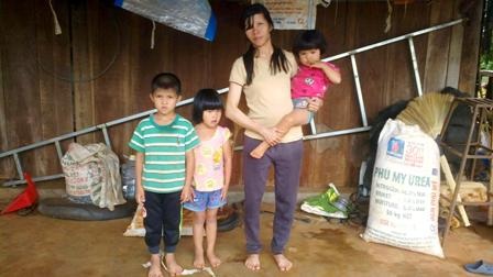 Vợ bầu, con dại tuyệt vọng ngóng tin cha trên giường bệnh - 4
Người vợ đang mang bầu và 3 đứa con nhỏ đang mong tin cha từng ngày