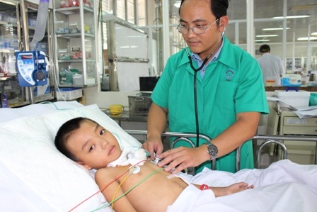 Ánh mắt đau đớn của bé trai bị cắt lìa cổ họng - 3
Bác sĩ đang nỗ lực điều trị song nếu thiếu chi phí, sinh mạng bé khó giữ được
