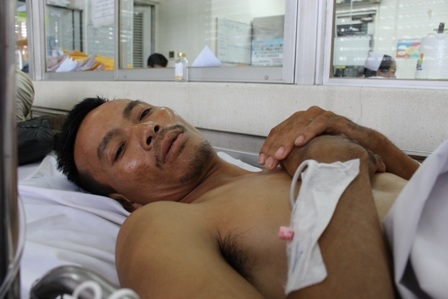 Mẹ u não, cha gãy cột sống, 2 con thơ bơ vơ - 2
Đi nuôi vợ bệnh, anh Thuận không may té lầu gãy cột sống, vỡ ruột