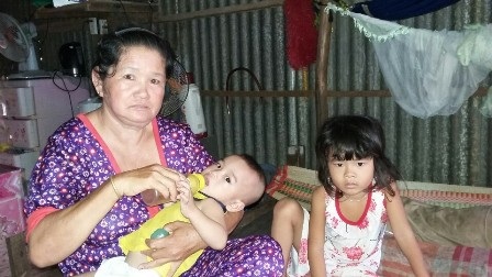 Hai con thơ quay quắt trong đói khát khi mẹ lâm trọng bệnh - 4
Sữa dần cạn, hai đứa cháu lại vừa mắc bệnh nhưng ông bà không có điều kiện chạy chữa