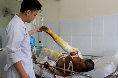 Đứa bé đói khát vạ vật theo mẹ chăm cha bị bỏng điện - 2
BS Khoa e ngại nguy cơ nhiễm trùng sẽ đe dọa sinh mạng nếu người bệnh không đủ điều kiện chữa trị