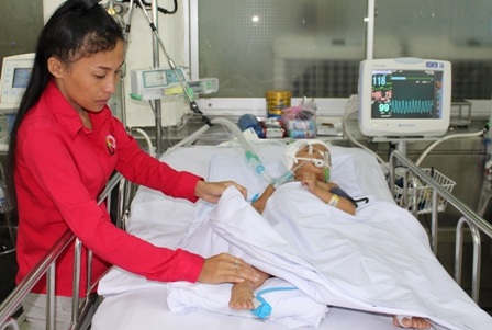 Bị gia đình chối bỏ, bé gái chết mòn trên giường bệnh - 6
Tình trạng bệnh của bé Mỹ Như rất nặng, thời gian điều trị dự kiến còn kéo dài, chi phí tốn kém