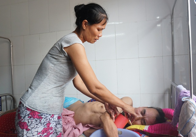 Khốn khổ người phụ nữ sắp xếp hậu sự cho cả nhà - 3 Chị Sáu chỉ ước chồng có thể ngồi được xe lăn để mình lăn xả đi kiếm tiền lo cho cả gia đình và phẫu thuật chân cho con
