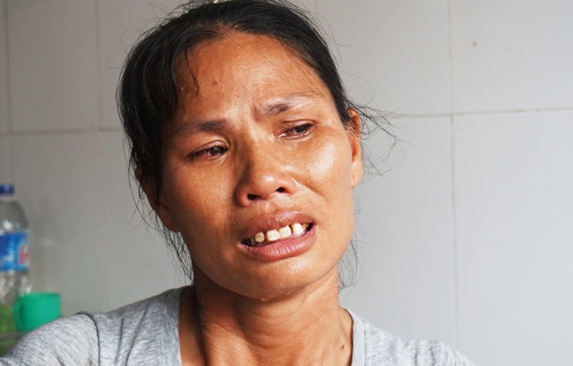 Khốn khổ người phụ nữ sắp xếp hậu sự cho cả nhà - 2 Chị Sáu òa khóc khi nói về hoàn cảnh hiện tại của gia đình mình