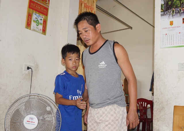 Vợ khốn đốn trước cảnh chồng liệt dây thần kinh, hai con mắc bệnh hiếm gặp - 4 Trong khi đang quay cuồng chữa trị cho hai con thì anh Hải đột ngột ngã bệnh, không tự chủ được sinh hoạt của bản thân, phải luôn có người túc trực, canh chừng