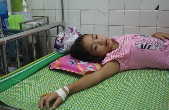 Bé 9 tuổi giành giật sự sống với vi khuẩn ăn thịt người - 3 Hiện tình trạng nhiễm khuẩn của bé Thùy đã được khống chế nhưng tình trạng hoại tử, viêm nhiễm tại chỗ vẫn đang tiếp diễn