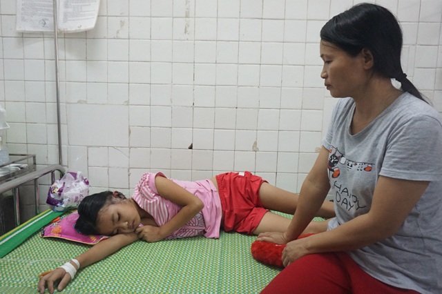 Bé 9 tuổi giành giật sự sống với vi khuẩn ăn thịt người - 5 Không còn tiền để trang trải, vợ chồng chị Hà Ly lần thứ 2 xin cho con ra viện dù các bác sỹ khẳng định với tình trạng sức khỏe hiện tại của bé thì vẫn chưa thể nói trước được điều gì