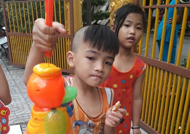 Báo Dân trí tặng quà trung thu đến các bé họ Nhân ở Cần Thơ - 2 Bé Nhân Trí
