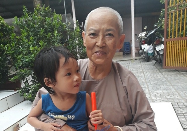 Báo Dân trí tặng quà trung thu đến các bé họ Nhân ở Cần Thơ - 7 Bé Nhân Hòa nhỏ nhất, thường nhỏng nhẻo hơn các bé khác