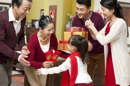 5 cách dạy con nhận tiền lì xì sao cho đúng - 2 Cha mẹ cần dạy trước con cách cảm ơn khi nhận phong bao lì xì (ảnh minh họa Internet).