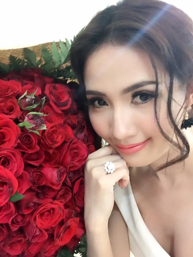 Sau màn khoe nhẫn kim cương, Phan Thị Mơ tự tậu xế hộp tiền tỷ - 8 Trước đó, vào cuối năm ngoái, cô gây “choáng” khi chia sẻ hình ảnh chiếc nhẫn 8,1 carat - món quà mà người đẹp gốc Tiền Giang nhận được từ người yêu nhân sinh nhật 26 tuổi.
