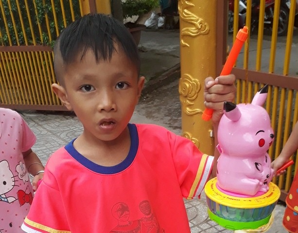 Báo Dân trí tặng quà trung thu đến các bé họ Nhân ở Cần Thơ - 4 Khác với Nhân Đức, bé Nhân Văn rất điềm đạm, ngoan ngoãn