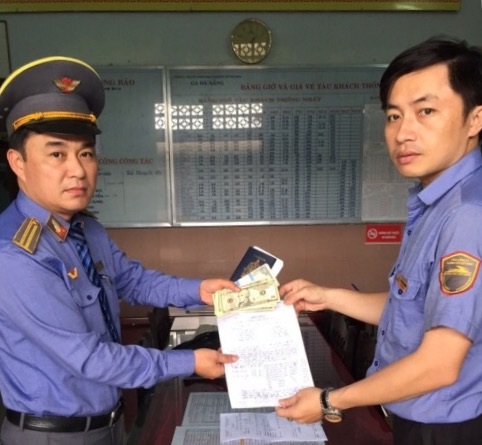 Nhân viên đường sắt giúp khách đi tàu tìm lại 100 triệu đồng bỏ quên - 1 Nhân viên đường sắt trả lại tiền cho hành khách người Canada bỏ quên trên chuyến tàu SE3, ngày 10/2