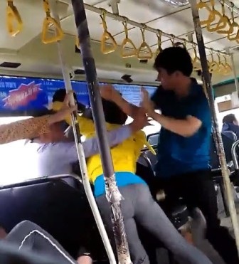 Nhân viên xe buýt ẩu đả với hành khách trên xe, nhiều người bỏ chạy - 1 Cảnh đánh nhau cắt từ clip