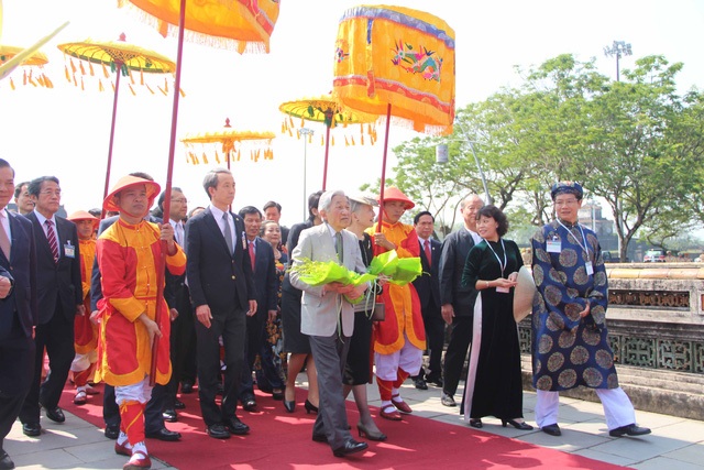 Trong chuyến thăm Việt Nam, sáng 4/3, Nhật hoàng Akihito và Hoàng hậu Michiko đã đi thăm Đại Nội Huế. Đây là Hoàng Cung của triều đại quân chủ phong kiến cuối cùng, là Hoàng Cung còn lại duy nhất tại Việt Nam.