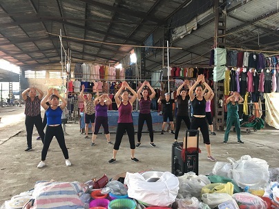 Tiểu thương hào hứng nhảy zumba ngay giữa chợ - 1 Tiểu thương hào hứng nhảy zumba ngay giữa chợ - 1