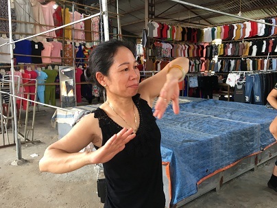 Tiểu thương hào hứng nhảy zumba ngay giữa chợ - 8 Không chỉ giảm stress trong công việc, khi việc buôn bán không thuận lợi hay các áp lực gia đình các chị em tiểu thương tại chợ Bãi Đá còn như được tiếp thêm sức sống khi hoà mình vào các giai điệu của Zumba
