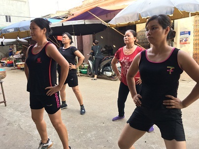 Tiểu thương hào hứng nhảy zumba ngay giữa chợ - 10 Tiểu thương hào hứng nhảy zumba ngay giữa chợ - 10