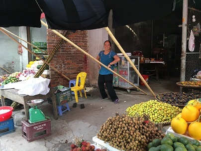 Tiểu thương hào hứng nhảy zumba ngay giữa chợ - 12 Một bác tiểu thương bán hoa quả cũng vui vẻ nhảy theo