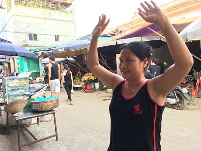Tiểu thương hào hứng nhảy zumba ngay giữa chợ - 13 Những điệu nhảy đã trở thành niềm vui vào mỗi buổi chiều cho các tiểu thương ở ngôi chợ này