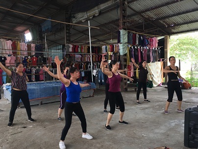 Tiểu thương hào hứng nhảy zumba ngay giữa chợ - 2 Tiểu thương hào hứng nhảy zumba ngay giữa chợ - 2