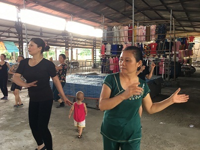 Tiểu thương hào hứng nhảy zumba ngay giữa chợ - 3 Không khí lớp học nhảy lan tỏa, thu hút rất nhiều đối tượng ở các độ tuổi khác nhau tham gia. Không chỉ có các chị mà các cô, các bà lớn tuổi cũng hào hứng tập nhảy.