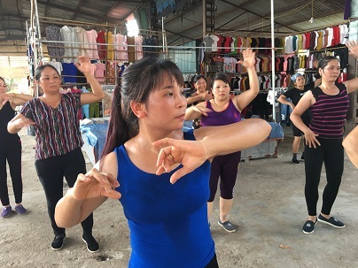 Tiểu thương hào hứng nhảy zumba ngay giữa chợ - 5 Ai cũng chăm chỉ, hăng say tập luyện