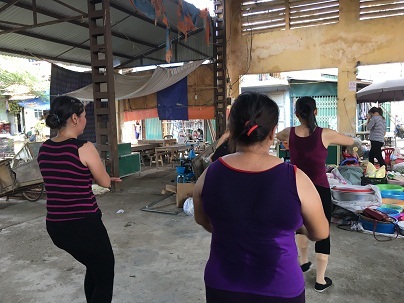 Tiểu thương hào hứng nhảy zumba ngay giữa chợ - 6 Nhiều cô tập luyện hăng say đến nỗi mồ hôi ra ướt cả áo
