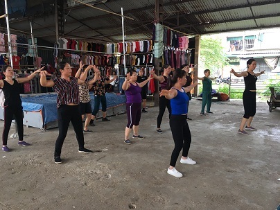 Tiểu thương hào hứng nhảy zumba ngay giữa chợ - 7 Tiểu thương hào hứng nhảy zumba ngay giữa chợ - 7