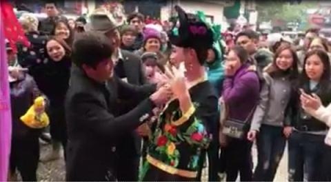 Hình ảnh cô đồng thản nhiên để cho khách nhét tiền vào ngực ở Lạng Sơn. Ảnh cắt từ clip.