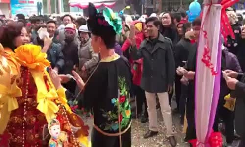 PGS Từ Thị Loan cho rằng, việc lợi dụng tín ngưỡng để trục lợi được xem là làm biến tướng di sản. Ảnh cắt từ clip.