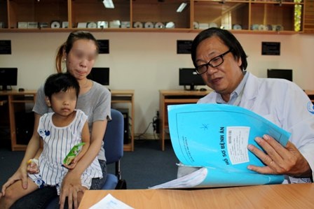 Bé 6 tuổi bị tắc ruột vì hội chứng “công chúa tóc mây” - 2 Sau phẫu thuật bệnh nhi cần được điều trị tâm lý và rất cần sự quan tâm của người thân