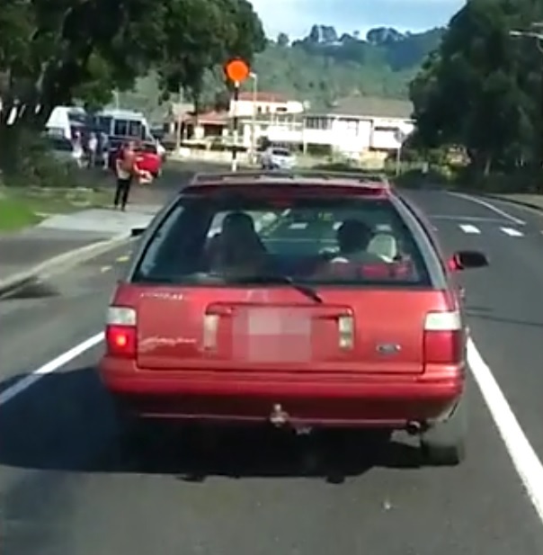 Nhóc 8 tuổi lái xế hộp chở dê đi trên phố - 1