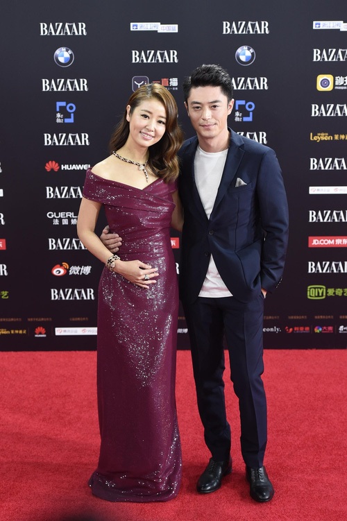 
Ngày 12/9, Lâm Tâm Như sánh đôi cùng ông xã Hoắc Kiến Hoa tại một sự kiện. Giữa cơn bão tin đồn, người đẹp xứ Đài vẫn luôn giữ tâm thế vui vẻ và tự tin.
