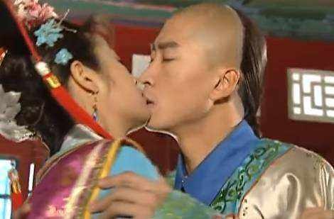 
Trong Hoàn châu cách cách, Lâm Tâm Như và Châu Kiệt có mối tình lãng mạn và ngọt ngào. Đây là một trong những nụ hôn màn ảnh của họ. Song, thời gian gần đây, chia sẻ với báo giới, Lâm Tâm Như cho hay đây là một trong những nụ hôn thô bạo nhất mà cô từng trải qua trong sự nghiệp và sau nụ hôn này, cô sợ hôn và ám ảnh thật sự.
