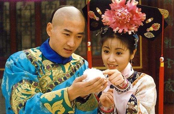 
Lâm Tâm Như và Châu Kiệt từng hợp tác trong bộ phim truyền hình Hoàn châu cách cách cách đây gần 20 năm. Thời điểm này, cả hai đều là những gương mặt mới của làng giải trí Hoa ngữ và sau thành công của bộ phim, họ vươn lên trở thành những gương mặt trẻ triển vọng của màn ảnh nhỏ Hoa ngữ.
