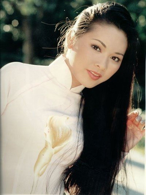 Ca sĩ Như Quỳnh quay trở lại showbiz Việt sau 24 năm vắng bóng - 3 Giọng hát và nhất là nét mặt xinh xắn đầy vẻ hồn nhiên của Như Quỳnh đã chiếm được cảm tình của đông đảo khán giả. Năm 1994, Như Quỳnh gây ấn tượng với ca khúc Người tình mùa đông, bài hát tiếp theo là Chuyện hoa sim.
