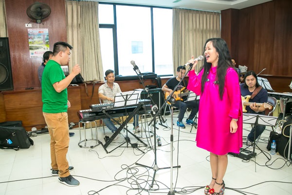 Diva Hồng Nhung tươi trẻ ở tuổi 50 - 4 “Tuổi thơ tôi” mang chủ đề về ký ức tuổi thơ với những bài hát thiếu nhi nổi bật và quen thuộc của các nhạc sĩ Hoàng Vân, Phạm Trọng Cầu, Phạm Tuyên, Hàn Ngọc Bích, Văn Chung, Bùi Đình Thảo…