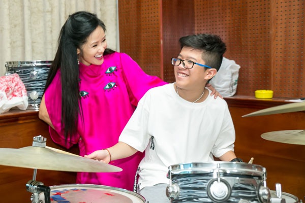 Diva Hồng Nhung tươi trẻ ở tuổi 50 - 5
Diva Hồng Nhung với nghệ sĩ trẻ Duy An - người sẽ chơi trống trong chương trình.