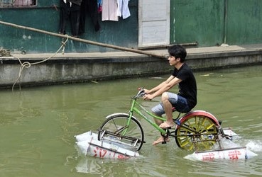 Những phát minh sáng tạo và hữu ích trong cuộc sống - 6 Vào mùa mưa lũ, những chiếc xe đạp nước sáng tạo như thế này có lẽ được xem là một phát minh vô cùng hữu ích