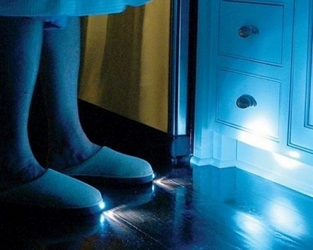 Những phát minh sáng tạo và hữu ích trong cuộc sống - 9 Đôi dép có đèn led phát sáng