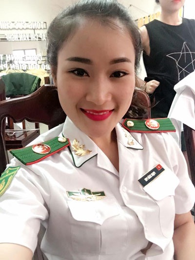 Lê Nhung: “Cứ nghe đến đại gia là mọi người nghĩ đến điều gì… khủng khiếp” - 1 Lê Nhung là ca sĩ trẻ nhất được vào biên chế của Đoàn văn công bộ đội Biên phòng.