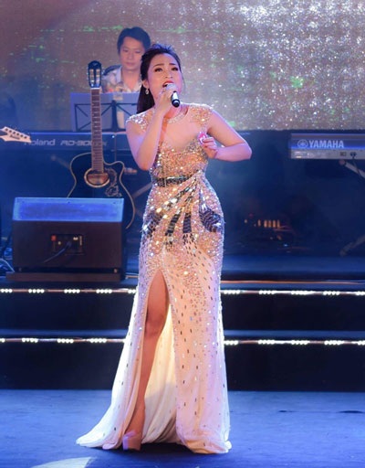 Lê Nhung: “Cứ nghe đến đại gia là mọi người nghĩ đến điều gì… khủng khiếp” - 2 Lê Nhung tỏa sáng tại đêm chung kết xếp hạng Sao Mai 2017.