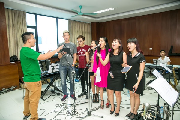 Diva Hồng Nhung tươi trẻ ở tuổi 50 - 8 Đêm nhạc Tuổi thơ tôi diễn ra tối ngày 18/6 tại Hà Nội.